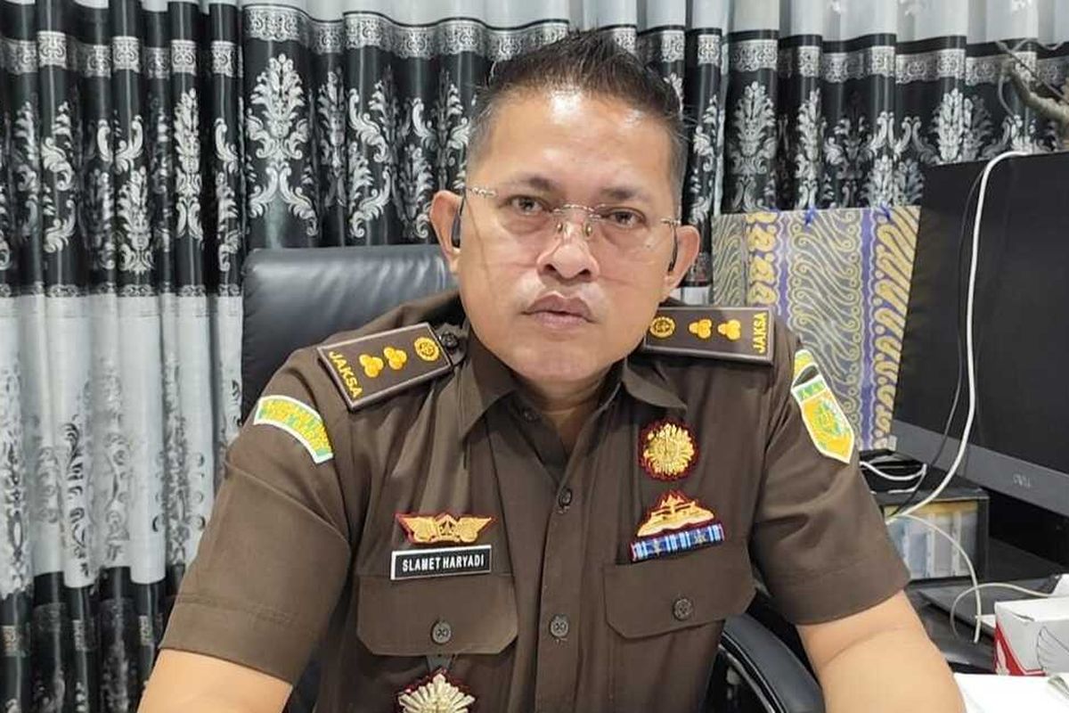 Kasi Intel Kejaksaan Negeri Kota Cirebon Slamet Haryadi, memberikan keterangan penanganan kasus Pemotongan dana PIP saat ditemui Kompas pada Senin (14/4/2025) siang