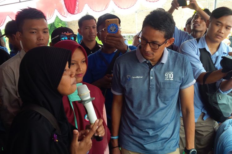 Calon wakil presiden (cawapres) nomor urut 02 Sandiaga Uno berdialog dengan warga dalam kunjungan ke Kabupaten Sukoharjo, Jawa Tengah, Sabtu (23/3/2019).