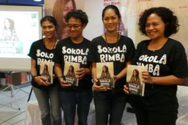 Dari kiri ke kanan: Butet Manurung, penulis buku Sokola Rimba; Riri Riza, sutradara film Sokola Rimba; Prisia Nasution, pemeran Butet Manurung dalam film Sokola Rimba; dan Mira Lesmana, produser film Sokola Rimba.