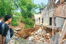 Banjir Ponorogo Robohkan Rumah Warga di Tepi Sungai