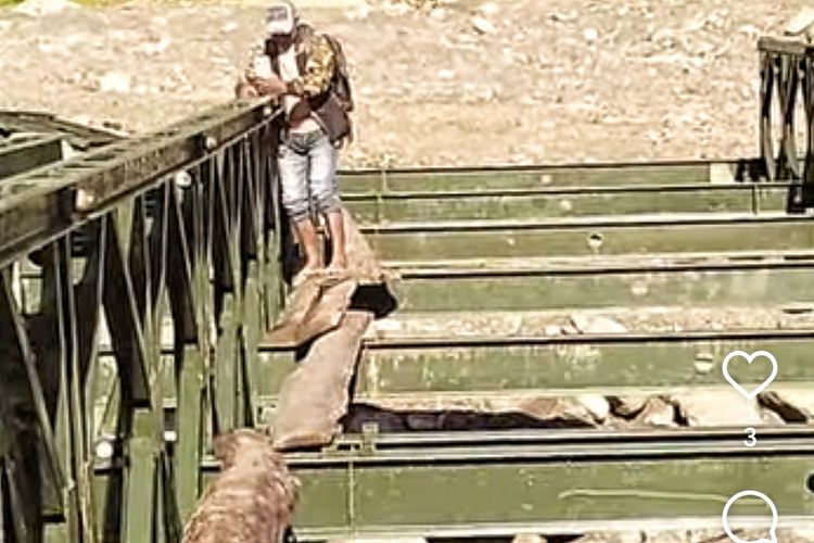 Jembatan Darurat Putus, Warga Aceh Tengah Kembali Gunakan Sling