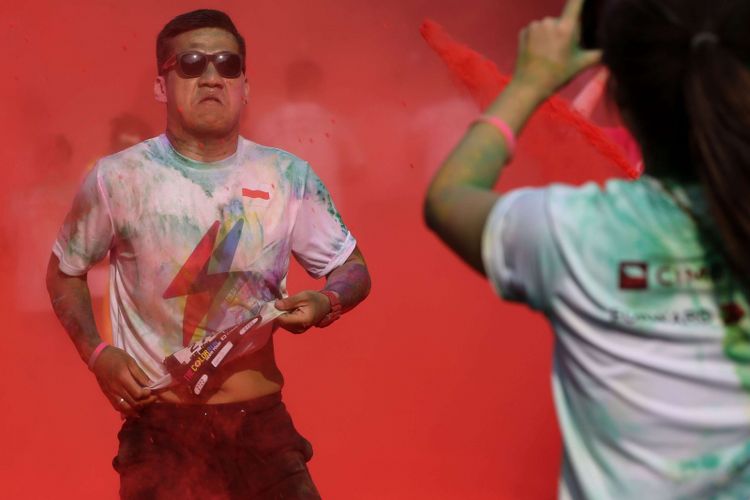 Peserta mengikuti The Color Run 5K CIMB Niaga di kawasan Stadion Utama Gelora Bung Karno, Jakarta, Minggu (16/9/2018). Mengusung tema Hero Tour, ajang lari ini diikuti 13.000 peserta.