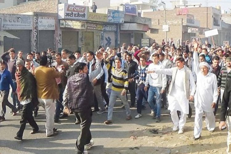Ratusan warga distrik Hisar, negara bagian Haryana, India melakukan unjuk rasa memprotes peristiwa sadis yang menimpa seorang anak perempuan berusia lima tahun.