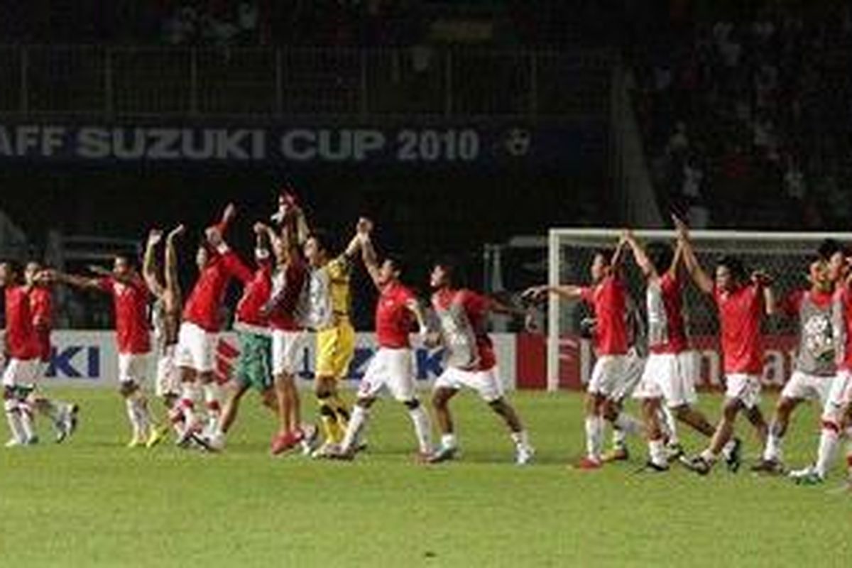 Skuad tim nasional Indonesia melakukan selebrasi kemenangan usai pertandingan melawan Thailand dalam Piala Suzuki AFF 2010 di Stadion Utama Gelora Bung Karno, Jakarta, Selasa (7/12/2010) malam. Pertandingan ini berakhir 2-1 untuk kemenangan Indonesia. 