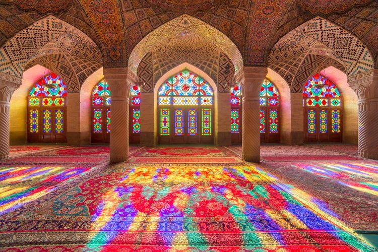Masjid Nasir al-Mulk, Iran yang memiliki kaca patri para gerbangnya