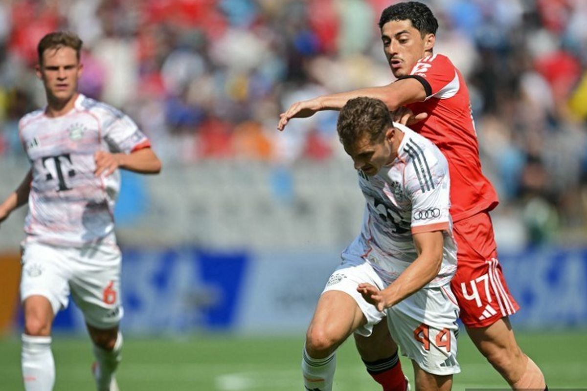 Josip Stanisic berebut bola dengan Tiago Gouveia dalam pertandingan Piala Dunia Antarklub 2025 Grup C antara Benfica vs Bayern Muenchen di stadion Bank of America di Charlotte pada 24 Juni 2025. (Foto oleh Paul ELLIS / AFP)