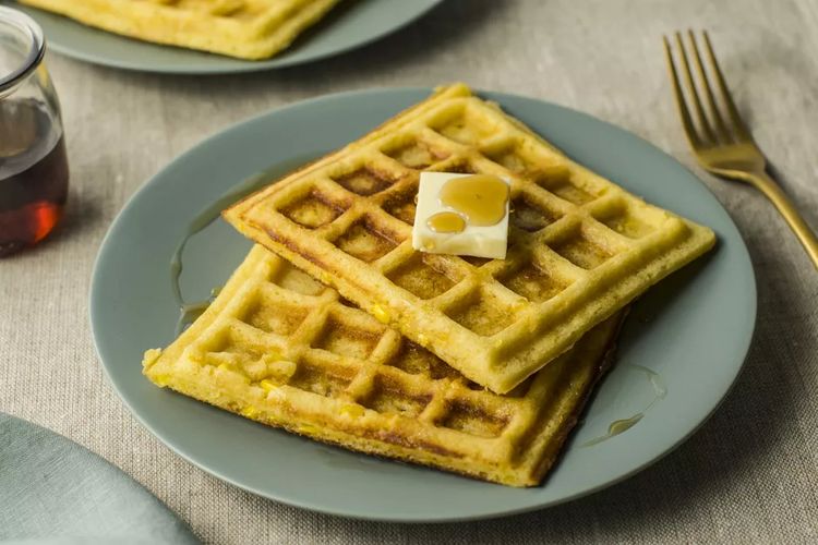 Waffle jagung manis bertekstur empuk dan lembut, cocok untuk sarapan.
