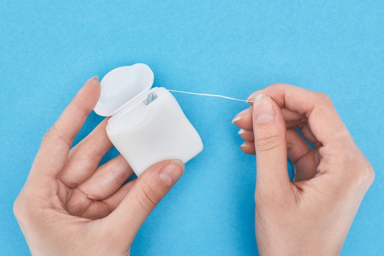 Dental Floss atau Water Flosser, Mana Lebih Penting untuk Gigi?