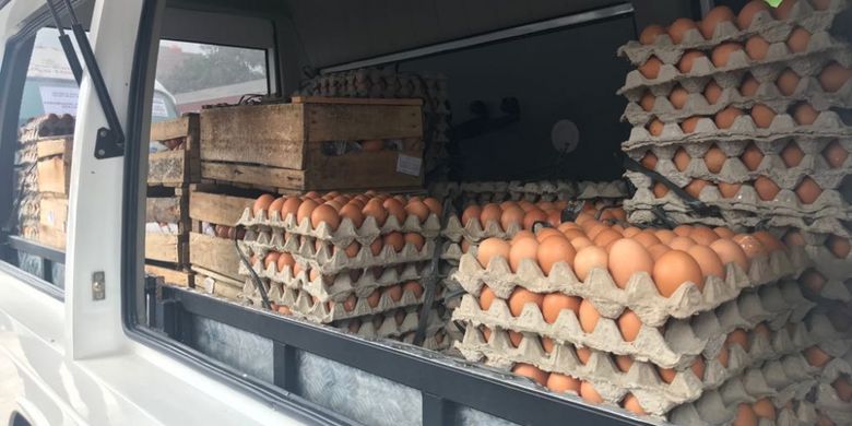 Pasokan telur di truk yang akan dikirim dari Tugu Tani Indonesia Center menuju berbagai pasar di wilayah Jakarta, Kamis (19/7/18)