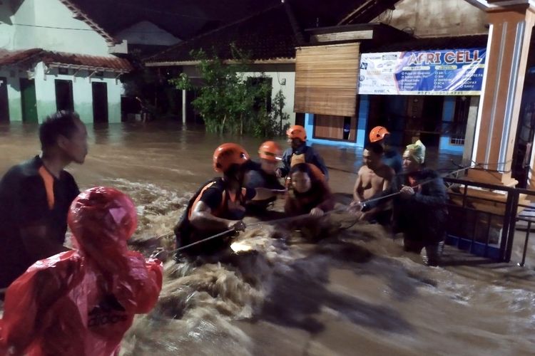 Tim SAR Lampung mengevakuasi warga yang terjebak banjir di Kabupaten Tanggamus, Sabtu (25/5/2024) dini hari.