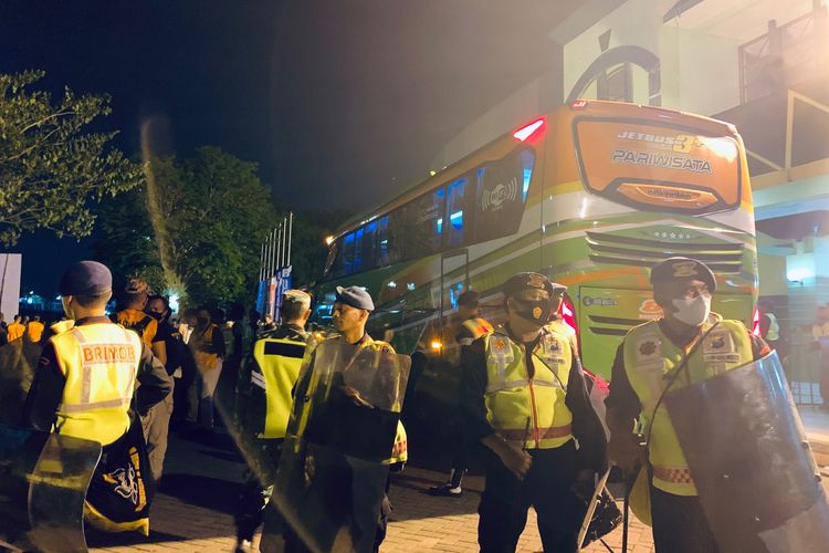 Seorang petugas berjaga didepan bus official karena aksi kekecewaan suporter Persebaya Surabaya seusai kalah dari RANS Nusantara FC saat pertandingan pekan ke-10 Liga 1 2022-2023 yang berakhir dengan skor 1-2 di Stadion Gelora Delta Sidoarjo, Kamis (15/9/2022) malam.