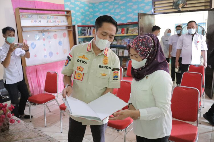 Sekretaris Kota Palembang Ratu Dewa saat meninjau posko Satgas Covid-19 di kelurahan. Dalam penerapan PPKM Mikro,Palembang mengalami lonjakan kasus virus Corona.