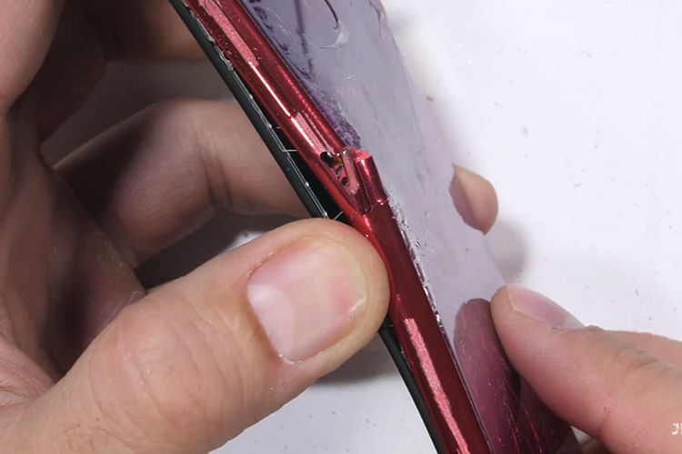 Bingkai Redmi Note 7 tampak patah setelah dibengkokan beberapa kali