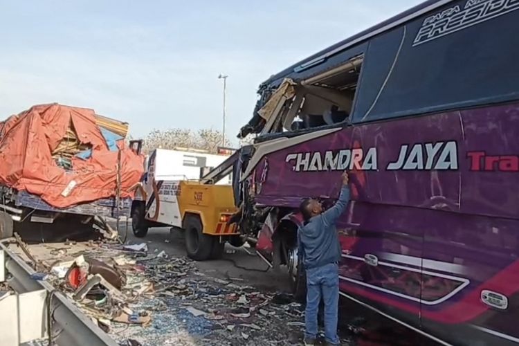 Bus Pariwisata Chandra Jaya Tabrak Truk di Tol Ngawi, 3 Tewas dan 19 Luka