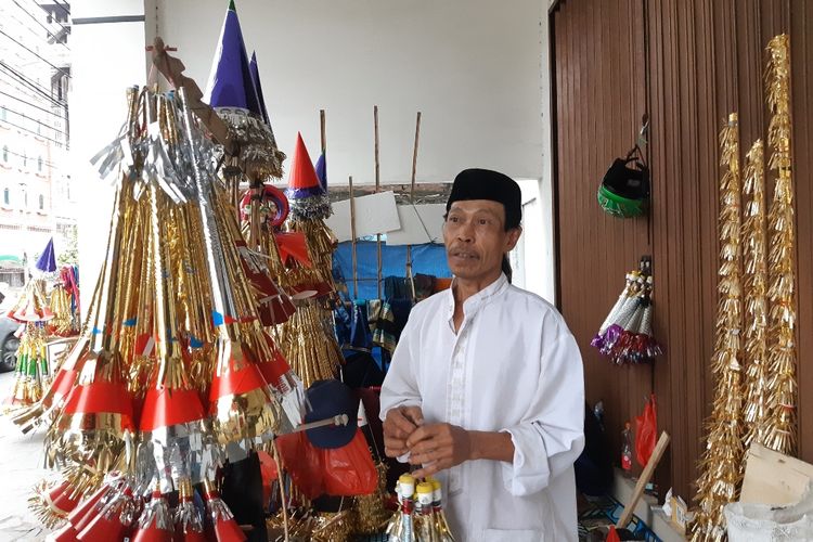 Lantur (55) pria penjual terompet karton di kawasam Kota Tua, Jakarta Barat, Jumat (27/12/2019)
