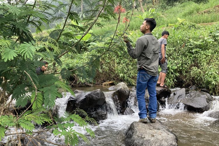 Iyan, Ketua KTH Sadar Tani Muda Desa Bojongmurni, bersama anggota lain KTH yang sedang bersantai di area budi daya lebah madu yang berada di lembah hutan kaki Gunung Pangrango di Desa Bojongmurni, Kecamatan Ciawi, Kabupaten Bogor, Minggu (23/5/2021).