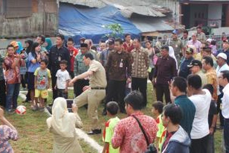 Gubernur DKI Jakarta Basuki Tjahaja Purnama gagal menjebol gawang saat tendangan penalti, di Ruang Publik Terpadu Ramah Anak (RPTRA) Anggrek, Bintaro, Jakarta Selatan, Rabu (20/1/2016).