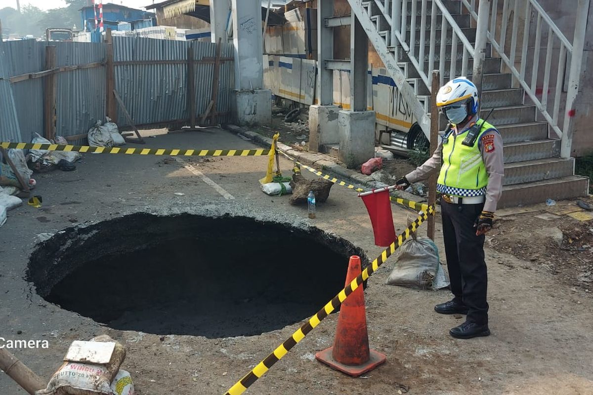 Jalanan amblas di Jalan Daan Mogot, Jakarta Barat pada Minggu (12/3/2023). Diduga kejadian ini dikarenakan adanya pekerjaan crossing dari Dinas SDA DKI Jakarta. 