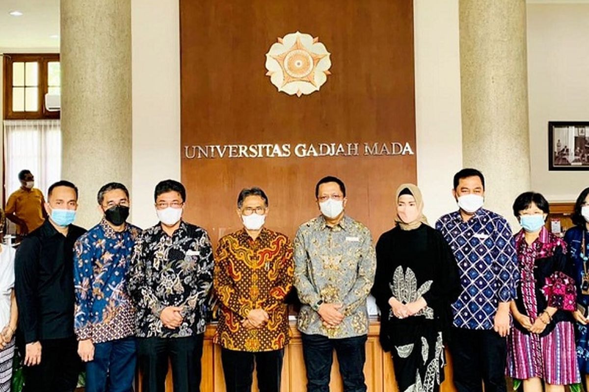 Penandatanganan kerja sama dilakukan oleh Rektor UGM Panut Mulyono dan CEO PGN Subholding Gas M Haryo Yunianto, di UGM, Jumat (28/1/2022). 