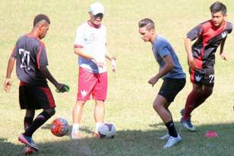 Aitor Ramirez Espejo (dua dari kanan) saat mengikuti latihan bersama skuad Persegres Gresik United. (foto; dok Persegres)