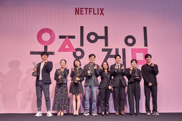 Sutradara Hwang Dong Hyuk, pemain, dan tim produksi lain Squid Game merayakan kemenangan Emmy Awards, dengan menggelar konferensi pers global di Seoul, Korea Selatan, Jumat (17/9/2022). 