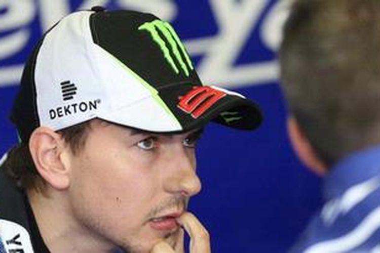 Pebalap MotoGP asal Spanyol, Jorge Lorenzo, menunggu bersama tim di pit, saat jeda sesi latihan bebas kedua GP Perancis di sirkuit Le Mans, Jumat (17/5/2013).