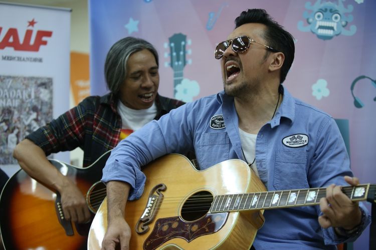 Penampilan  Naif di Gedung Kompas Gramedia, Palmerah Selatan, Jakarta, Senin (30/10/2017). Kehadiran Naif di Kantor Kompas.com untuk mempromosikan album terbarunya yang diberi nama 7 Bidadari Naif.