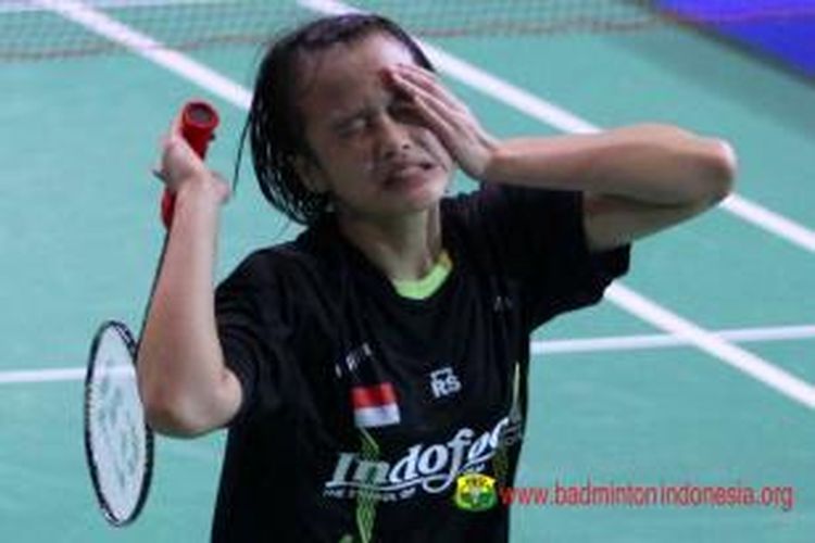 Tunggal putri Indonesia, Hanna Ramadhini menepuk wajahnya ketika gagal memasukkan kok ke lapangan Busanan Ongbumrungpan (Thailand), saat bertanding pada babak perempat final BWF World Junior Championships 2013, Jumat (1/11/2013).