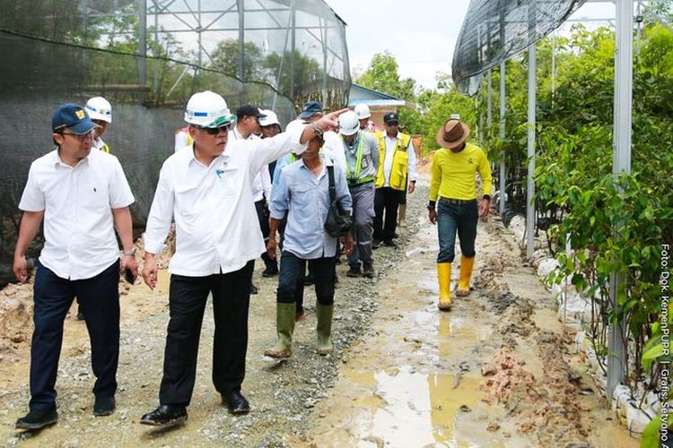 Menteri PUPR Basuki Hadimuljono saat meninjau pembangunan Jalan Tol IKN segmen 3B KKT Kariangau-Sp. Tempadung serta area nursery yang berada di Balikpapan, pada Rabu (31/05/2023).