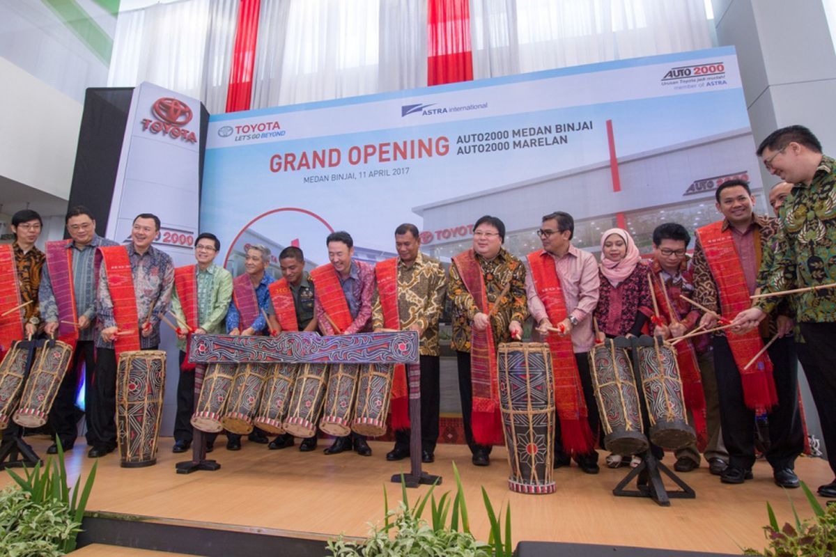 Direksi Grup Astra, Auto2000, dan Toyota Astra Motor meresmikan gerai baru di Medan, Sumatera Utara.