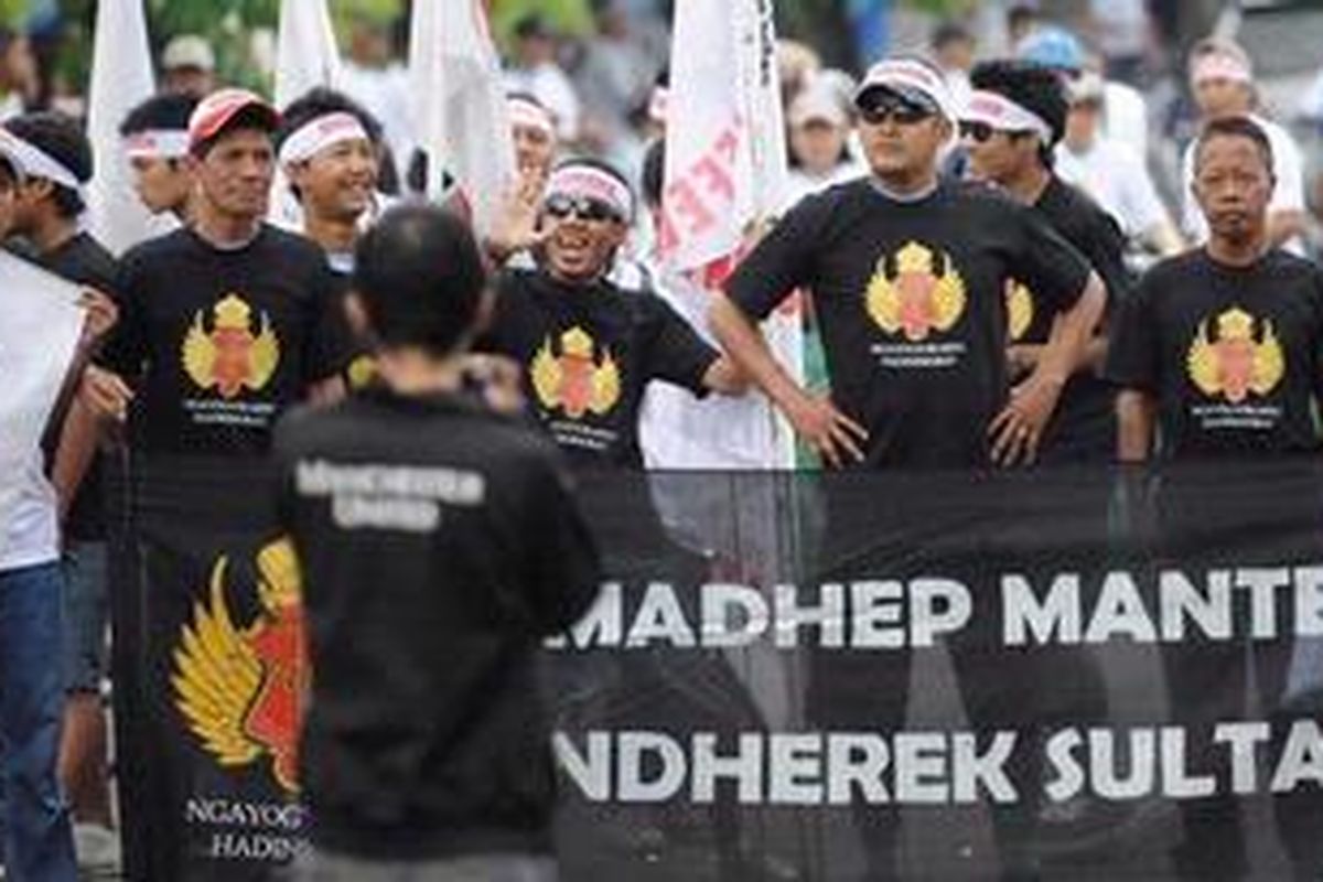 Warga yang tergabung dalam Relawan Referendum Ngayogyakarto Hadiningrat mensosialisasikan diri di Halaman Pusat Kebudayaan Koesnadi Hardjasoemantri Universitas Gadjah Mada (UGM) Yogyakarta, Minggu (12/12/2010). Keberadaan para relawan ini adalah sebagai reaksi dari dukungan mereka terhadap penetapan Sultan HB dan Paku Alam sebagai Gubernur dan Wakil Gubernur Provinsi DI Yogyakarta. 