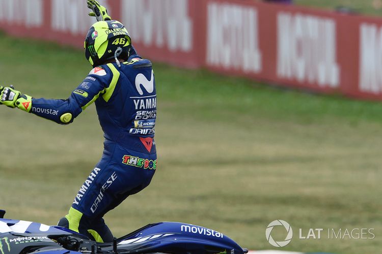 Adegan insiden antara Marc Marquez dengan Valentino Rossi di GP Argentina 2018.