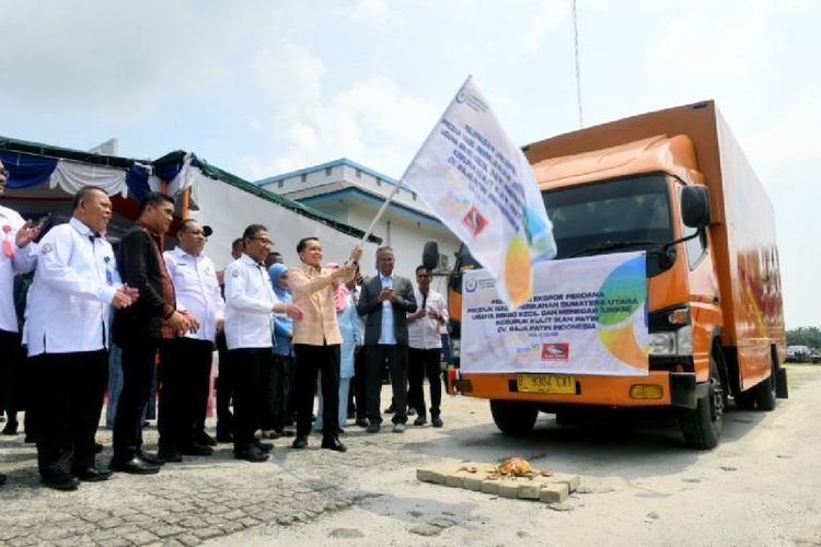 Penjabat Gubernur Sumatera Utara Agus Fatoni melepas ekspor perdana 2.500 kg kerupuk ikan patin ke Malaysia, di Kabupaten Deli Serdang, Rabu. 