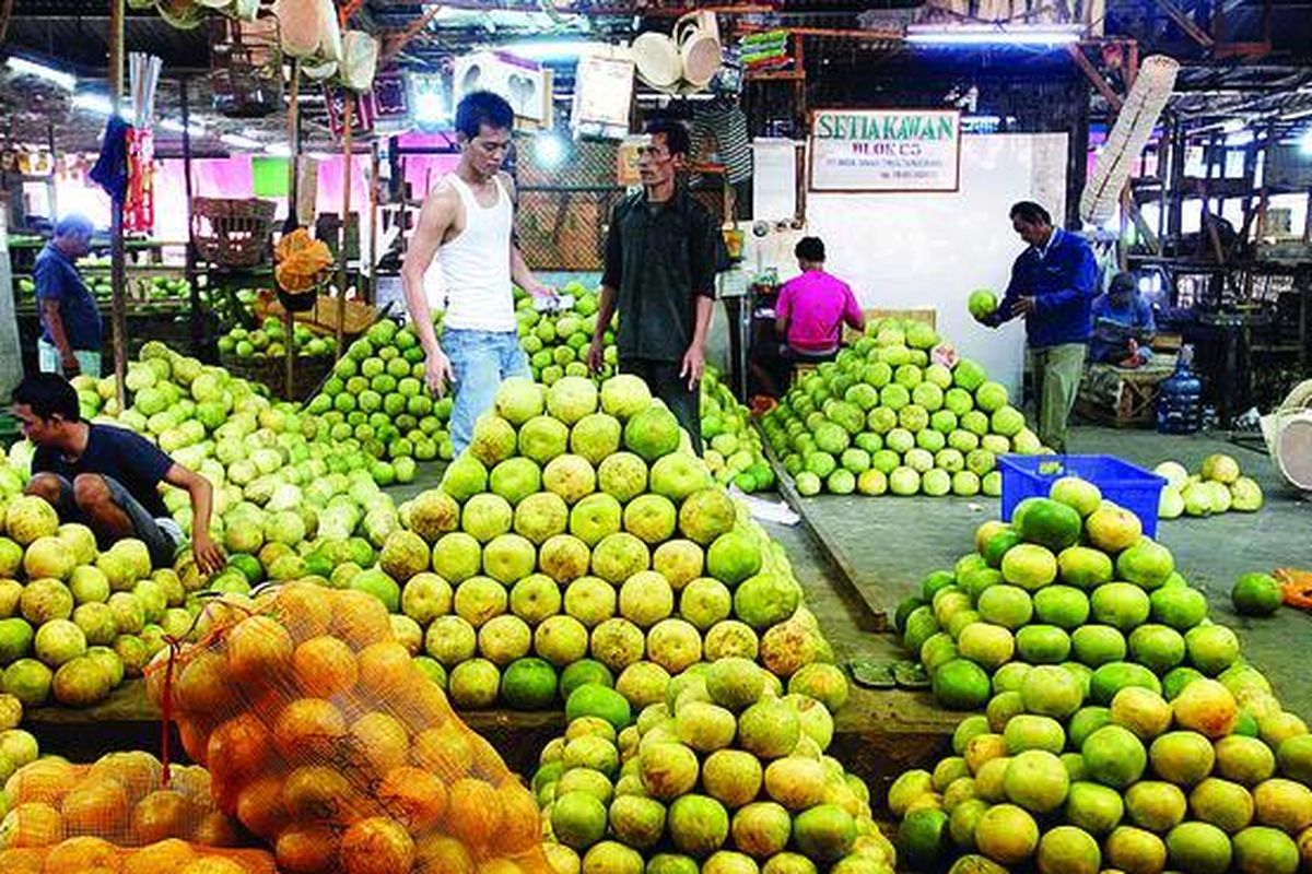 Pedagang menjual buah lokal di Pasar Induk Tanah Tinggi, Tangerang, Banten, Senin (14/5). Buah lokal tetap diminati di tengah serbuan sayur dan buah impor. Data Kementerian Perdagangan menyebutkan, pada tahun 2011, nilai total impor buah ke Indonesia sebesar 735 juta dollar AS. Jeruk bali dan jeruk madiun di Pasar Induk Tanah Tinggi tersebut dijual seharga Rp 1.500 hingga Rp 7.000 per buah, tergantung dari ukuran jeruk.