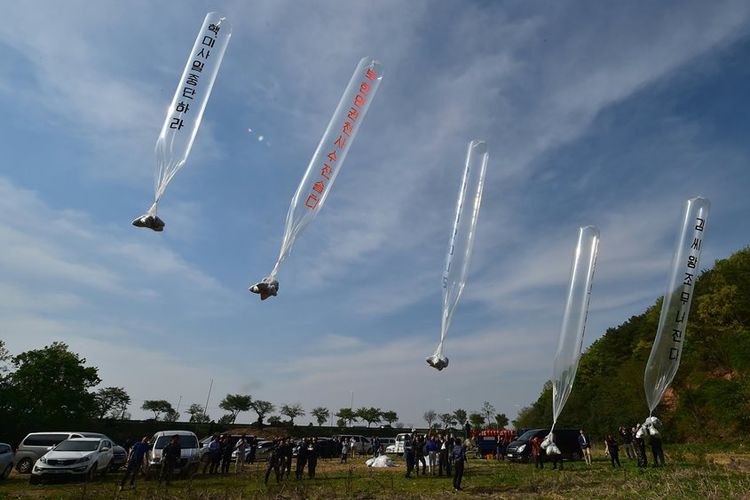 Kelompok aktivis dan pembelot Korea Utara menerbangkan balon udara yang membawa selebaran anti-Pyongyang di kota Paju pada 2016 lalu. Tindakan serupa telah dilarang setelah pertemuan antar-Korea.