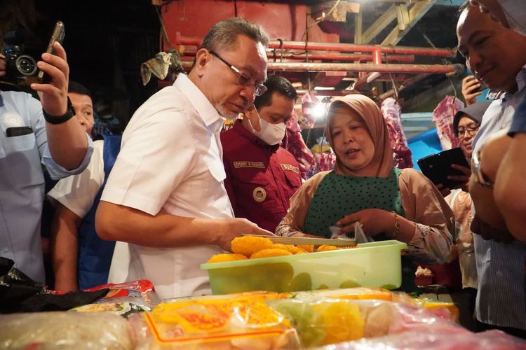 Menteri Perdagangan Zulkifli Hasan memantau harga barang kebutuhan pokok di pasar tradisional di Pasar Tanjungsari, Sumedang, Jumat (11/11/2022).