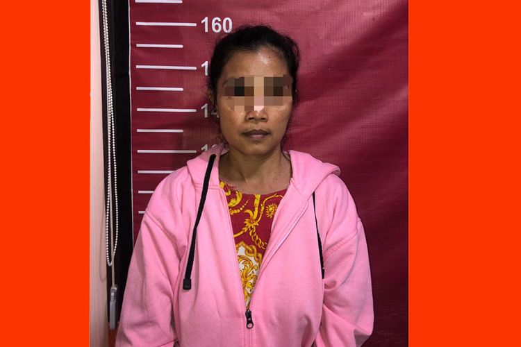 RH warga Dembe Jaya Kecamatan Kota Utara, Kota Gorontalo yang menjadi tersangka dugaan judi toto gelap (togel) online. Ia ditangkap di rumahnya oleh tim Resmob Polda Gorontalo.