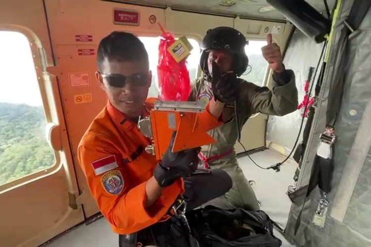 Tim SAR menunjukkan black box pesawat pilatus yang berhasil ditemukan. Black box akan segera diperiksa untuk mengetahui penyebab jatuhnya pesawat pilatus di pegunungan Binuang Krayan, Nunukan, Kaltara