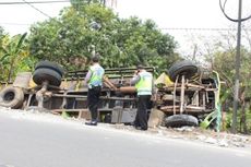 Hindari Bus, Truk Kayu 'Nyemplung' ke Sungai