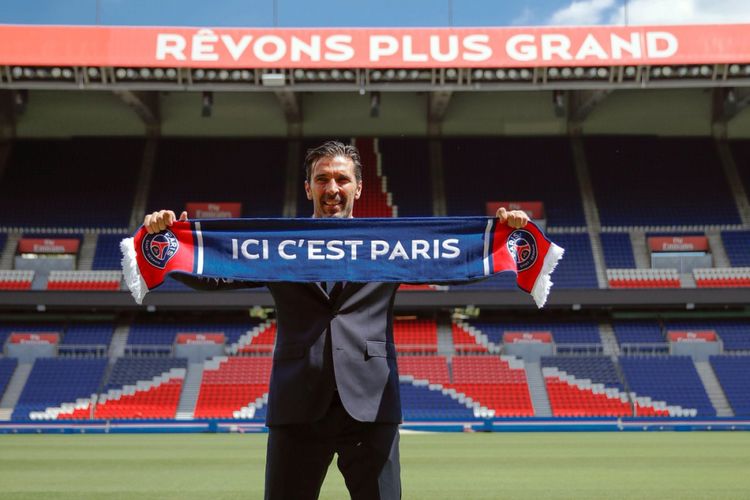 Gianluigi Buffon diperkenalkan sebagai pemain baru PSG pada Senin (9/7/2018). 