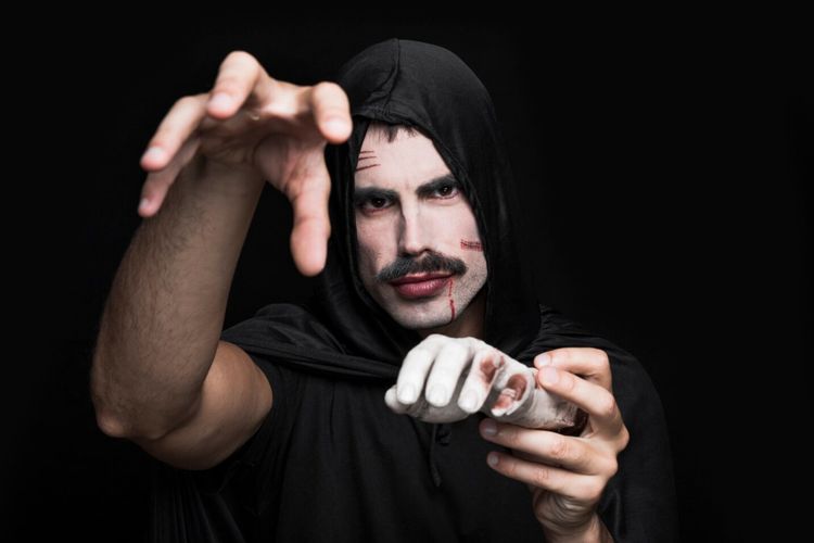 Butuh ide makeup Halloween pria yang simpel tapi tetap spooky? Coba tujuh inspirasi riasan dari Joker, vampir, hingga skeleton yang mudah banget.