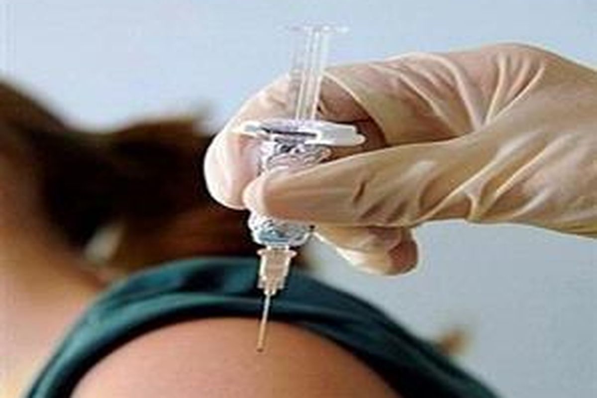 Seorang dokter mendemonstrasikan cara vaksinasi antiflu H1N1. Sekitar 2.000 mahasiswa di Washington State University melaporkan gejala flu babi, salah satu kasus terbesar penyebaran H1N1 di sebuah kampus AS.