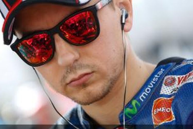 Pebalap Movistar Yamaha asal Spanyol, Jorge Lorenzo, bersiap sebelum melakukan start pada balapan GP Inggris, di Sirkuit Silverstone, Minggu (31/8/2014).