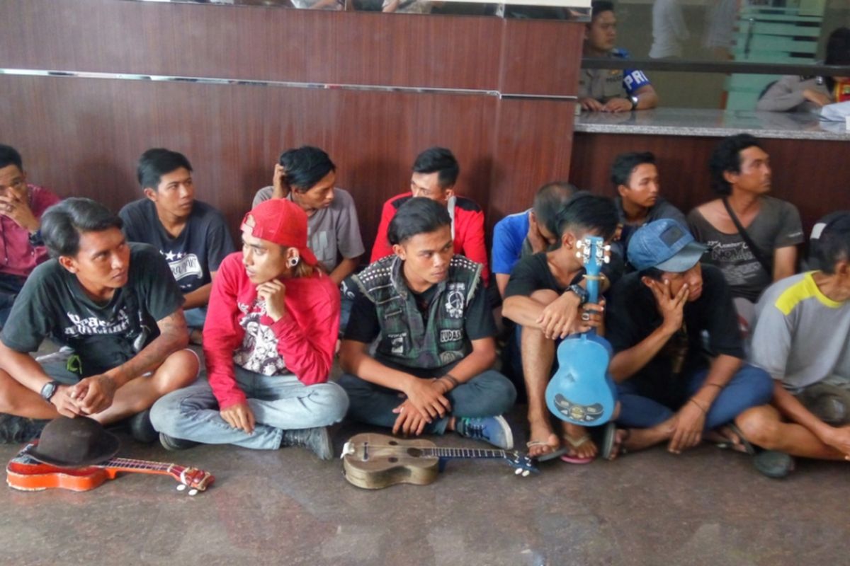 Puluhan orang yang terdiri dari para pengamen dan juru parkir liar yang diamankan dari sejumlah tempat di Jakarta Selatan pada Senin (11/9/2017). Mereka diamankan karena keberadannya dinilai meresahkan masyarakat.