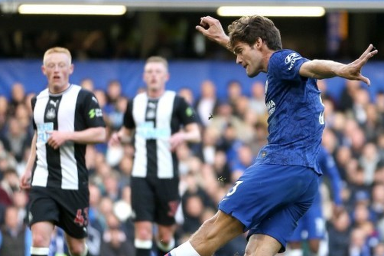 Marcos Alonso melepaskan tendangan saat laga pekan kesembilan Premier League antara Chelsea vs Newcastle yang berlangsung di Stadion Stamford Bridge, London, Sabtu (19/10/2019).