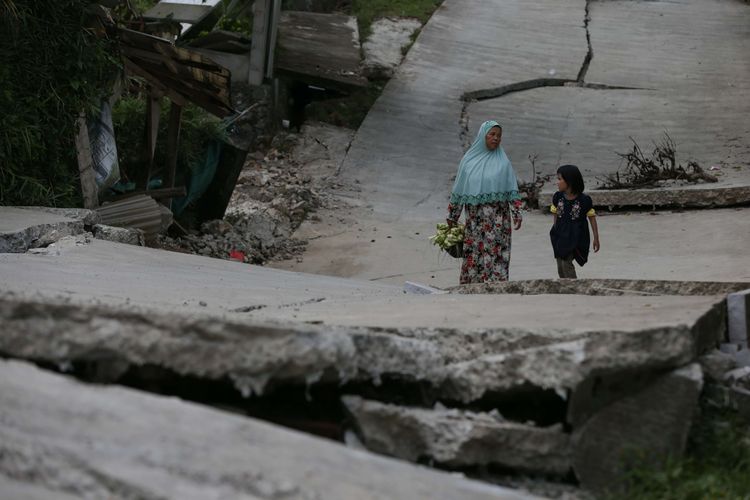 Kondisi kerusakan jalan akibat pergeseran tanah di Kampung Curug, Desa Bojong Koneng, Kecamatan Babakan Madang, Kabupaten Bogor, Jawa Barat, Senin (19/9/2022). Badan Penanggulangan Bencana Daerah (BPBD) setempat mencatat, 71 unit rumah mengalami kerusakan dan 116 orang mengungsi.