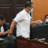 BERITA FOTO: CCTV Perlihatkan Bharada E Bawa Senjata Laras Panjang Saat Tiba di Rumah Ferdy Sambo