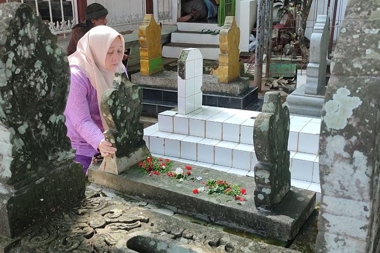 Ratu Raja Arimbi Nurtina, Juru Bicara Keraton Kanoman Cirebon nyekar ke salah satu makam pendahulu di areal makam Sunan Gunung Jati Cirebon, Rabu (17/4/2024) siang. Ratu Arimbi melakukan rangkaian tradisi Grebeg Syawal usai puasa Sunnah Syawal.