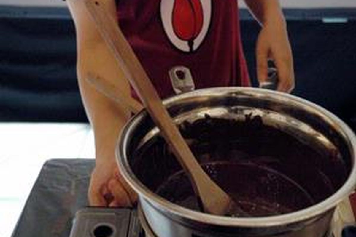 Panaskan coklat dengan api kecil. Gunakan wadah besar. 