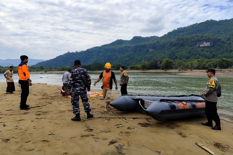 #---Tim SAR gabungan menemukan satu korban tenggelam terseret arus di kawasan Pantai Pancer Dorr Kabupaten Pacitan Jawa Timur, Jumat (20/06/2025)---#